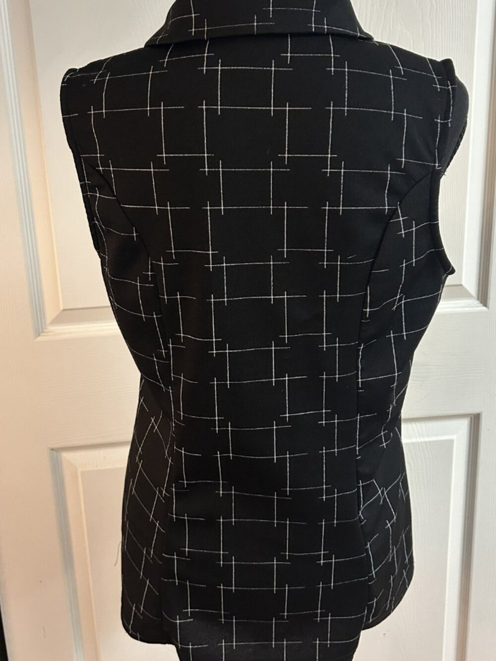 Mackenzie & James black and white windowpane sleeveless zip up blouse - Picture 3 of 5
